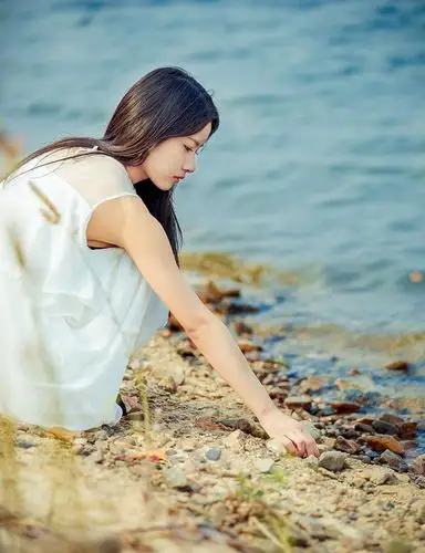 炎热夏天小河边的靓丽长发白裙姑娘|伊人|美女|镜头_新浪新闻