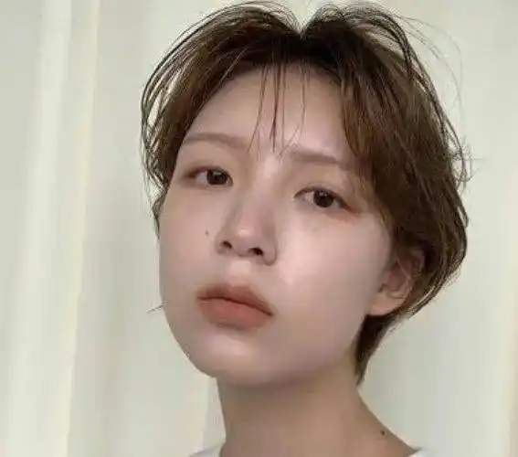 甜美温柔的女生短发造型,剪完马上变年轻_发型_内扣_气质