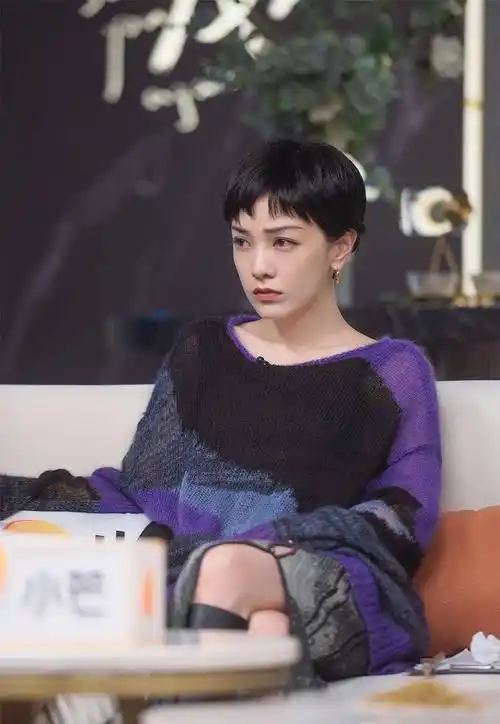 就会彰显一种贵气,只见郭采洁坐在沙发上尽显复古味道,短发造型更是为