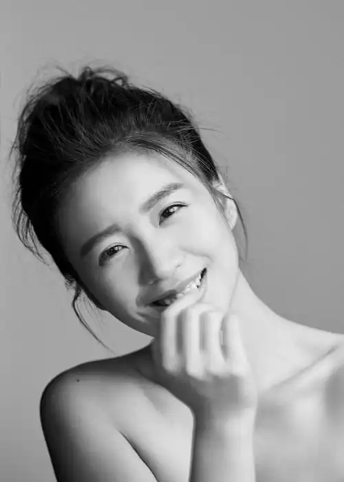 彭豆豆曝光黑白写真 笑容灿烂甜美气质尽显