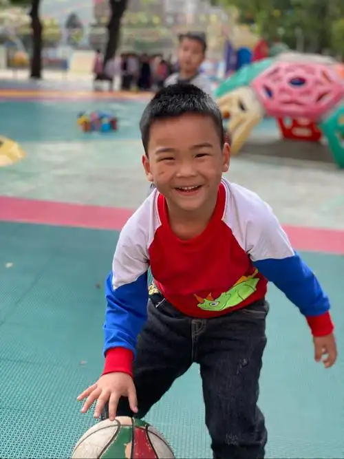 开开心心的嬉戏玩耍!开心游玩的同时见识不同的世界.