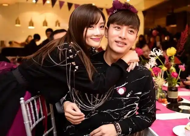 贾乃亮与短发美女同回住所被拍,与李小璐复合的几率变得越来越小|甜馨