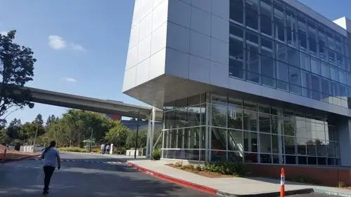 谷歌,苹果等世界互联网企业便在这里,这是谷歌总部大门