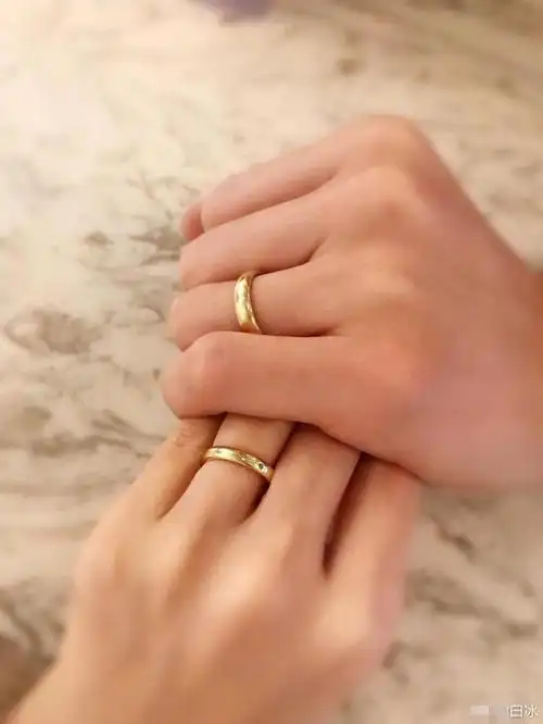 京城四美白冰十指紧扣晒婚戒,曾和胡歌传绯闻