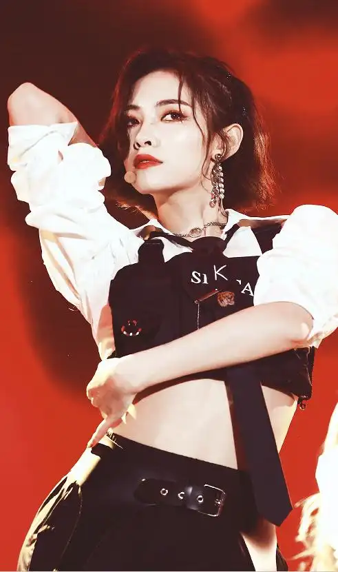 《青春有你2》舞台上,许佳琪表演好飒,动作干净利落太帅了!