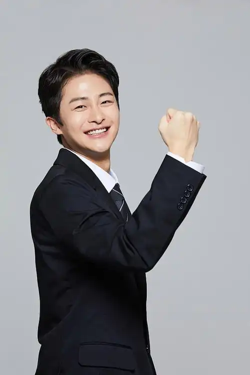 韩国人男人青年成人面试活动西装对话办公室商业场所自信图片素材