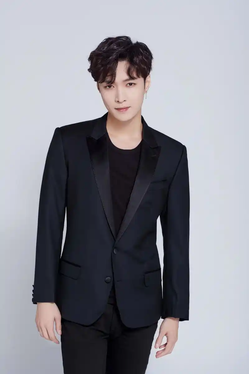 张艺兴读《傅雷家书》号召粉丝共同进步