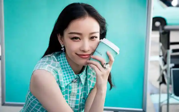 这一抹如梦如幻的蒂芙尼蓝,怎么能少得了代言人倪妮呢?