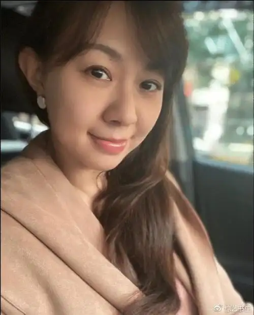 卓依婷晒最新近照少女妆容好年轻空气刘海大波浪卷优雅又迷人