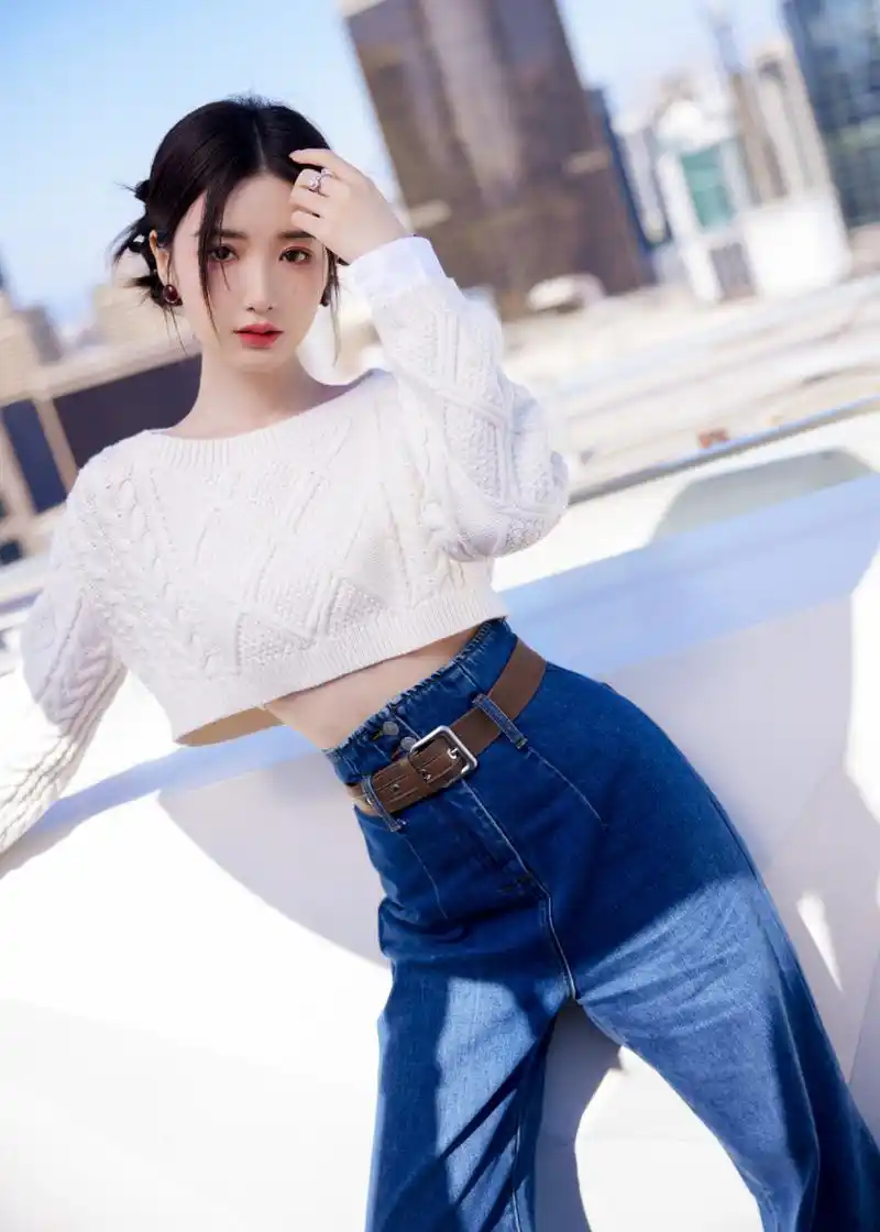 毛晓彤晒秋季造型,穿露脐毛衣搭配高腰牛仔裤,显瘦又显身高,妆容精致