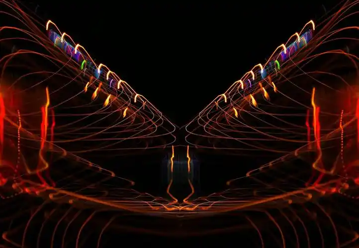 无名炫彩是用华为手机的流光模式拍摄,后又合成,源为摄影,相