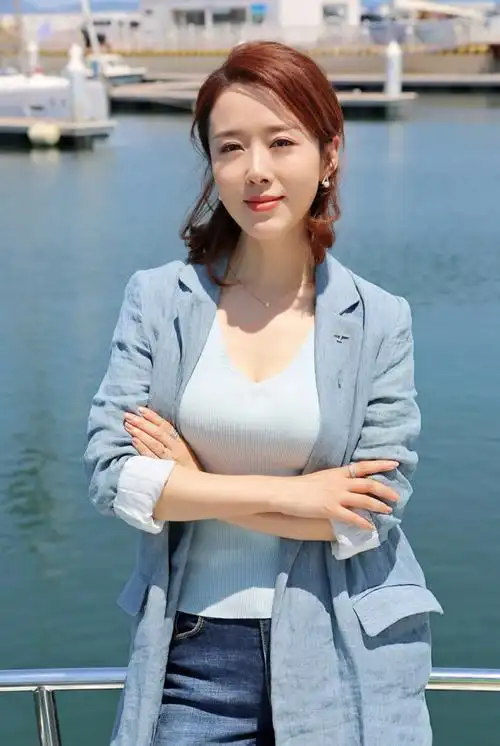 颜丹晨简约干练写真图片 - tt98图片网