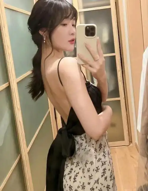 《长江7号》徐娇25岁了!穿性感越晚装晒玉背获赞越大越漂亮