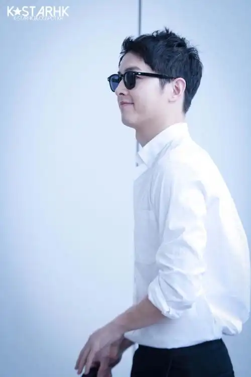 宋仲基 新闻 白衬衫,黑西裤,黑墨镜,简约又不失帅气的机场风格,这真的