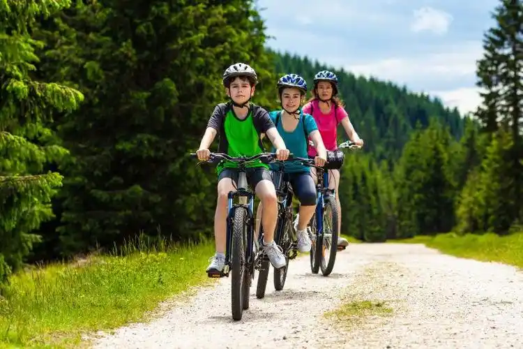 户外积极的家庭骑自行车