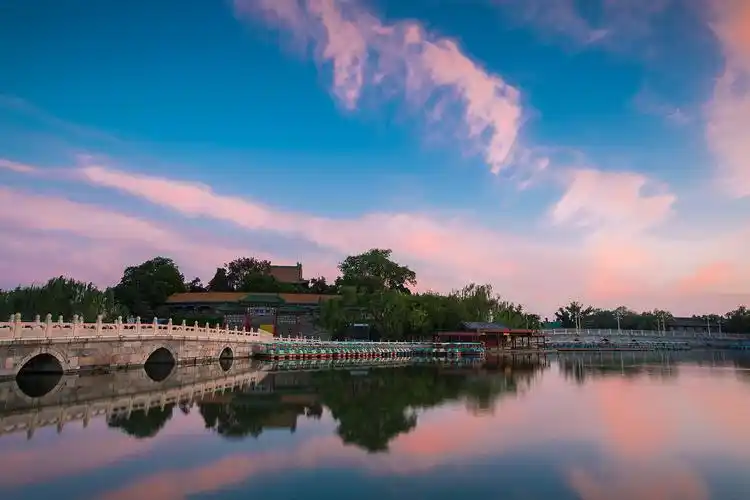 北海公园漂亮的晚霞