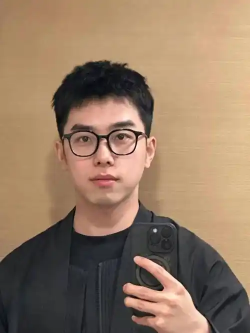 适合戴眼镜的男生发型