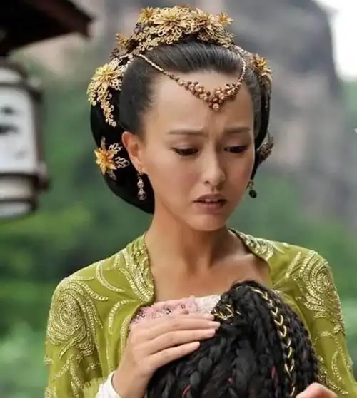 女明星最丑古装发型,唐嫣老10岁,关晓彤不是最丑的,而是她