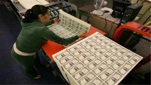 美国印钞行动仍未停止,继续"印钞"12万亿,美元贬值或达一年
