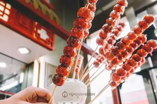 吃一串儿冰糖葫芦,就该过年啦!