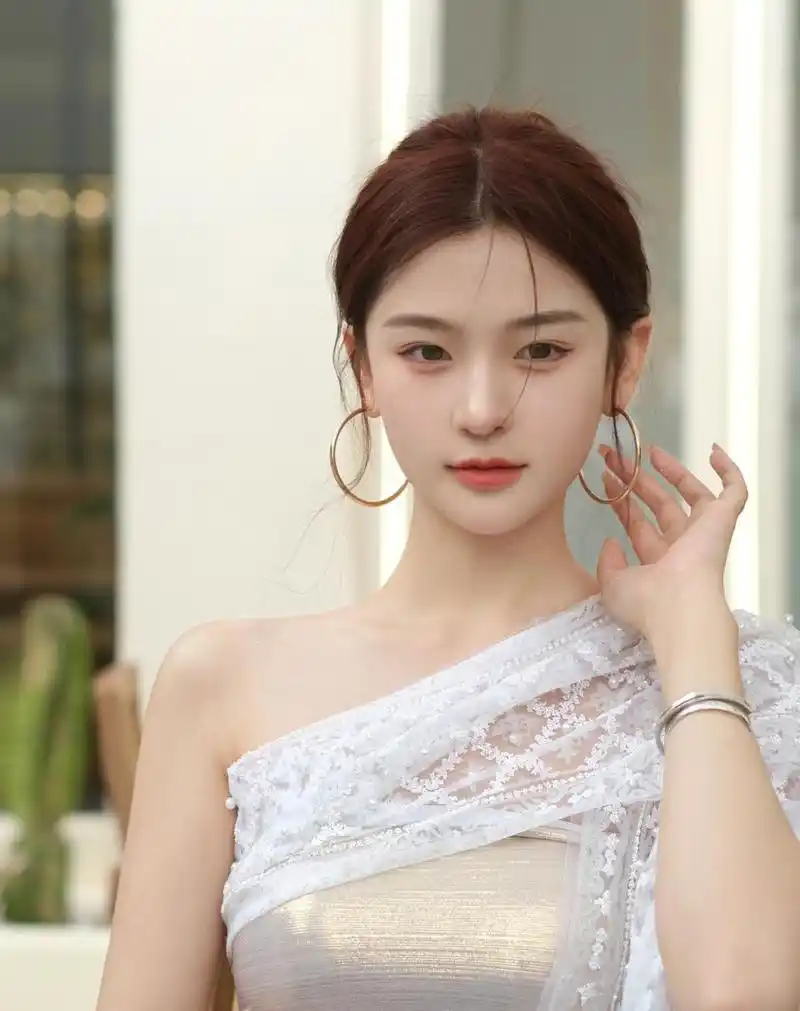 肤白如玉,像阳春三月拂面而来的怡人清风