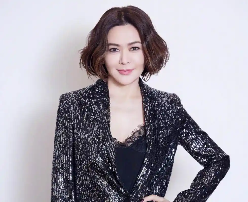 恭喜!香港知名女星关之琳被曝新恋情,恋上身材健硕小鲜肉帅哥