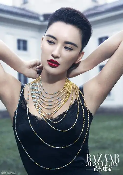 组图:莫小棋赴意拍摄大片 演绎欧式复古性感