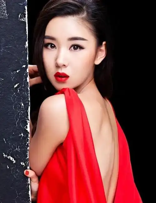 温柔秀丽的李小萌时尚俏丽温婉秀雅的写真美图