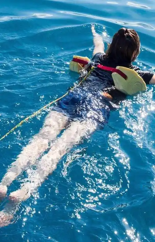 生图真是一把杀猪刀!江疏影游泳上岸被拍,这腿比精修的粗了3圈