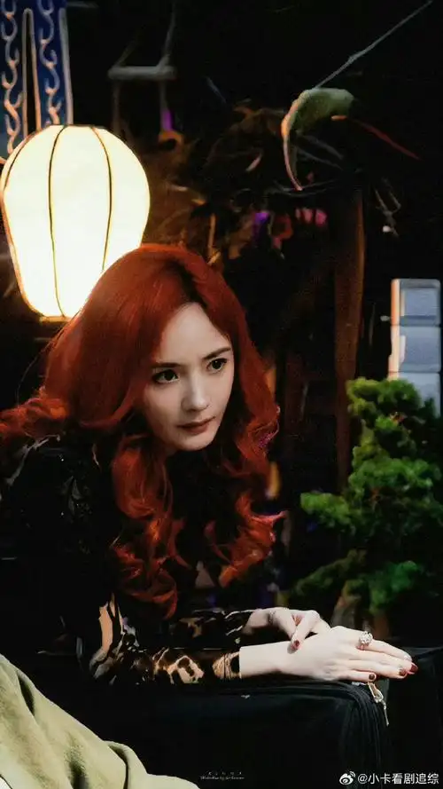 杨幂红发背影##发型师分享杨幂染发过程