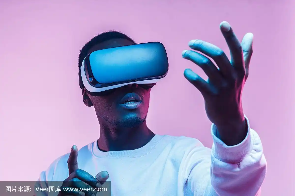 年轻的非裔美国人用vr眼镜玩游戏,享受360度虚拟现实头戴式游戏,孤立