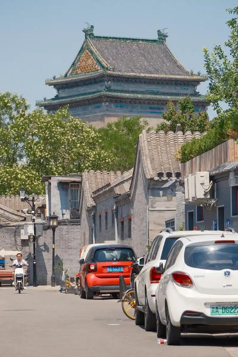 走过夏日午后的什刹海,镜头记录下北京胡同的些许烟 - 抖音