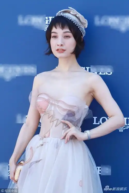 吴昕化身小公主抹胸纱裙秀蛮腰美胸