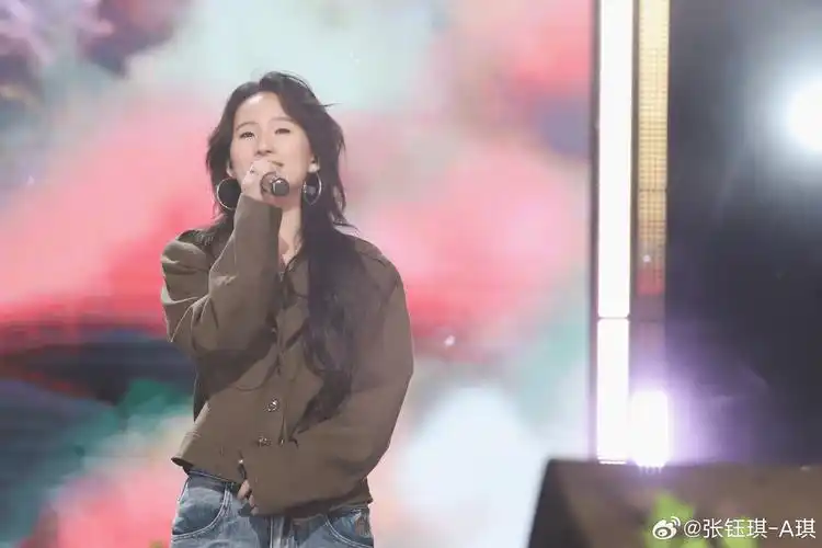 据公开资料,张钰琪,2002年5月8日出生于湖北黄石,中国内地女歌手.