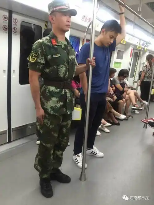 消防战士乘地铁一个站姿竟成网红