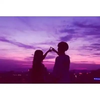 唯美天空情侣头像喜欢的人不一定很优秀只是在他身边的时候你笑得很甜