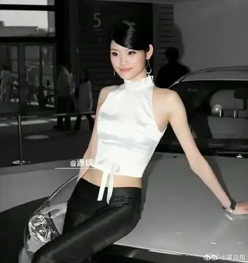 奚梦瑶刚出道时的美丽,如同一朵绽放的花朵