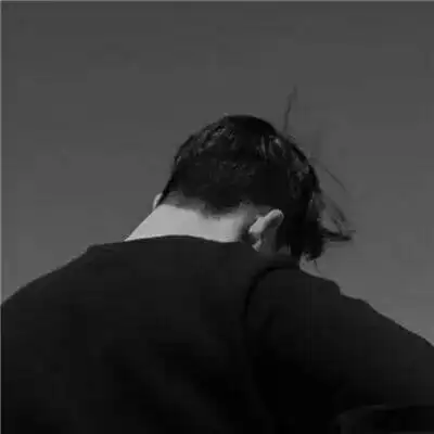黑白伤感男头――人间不值得_男生头像_我要个性网