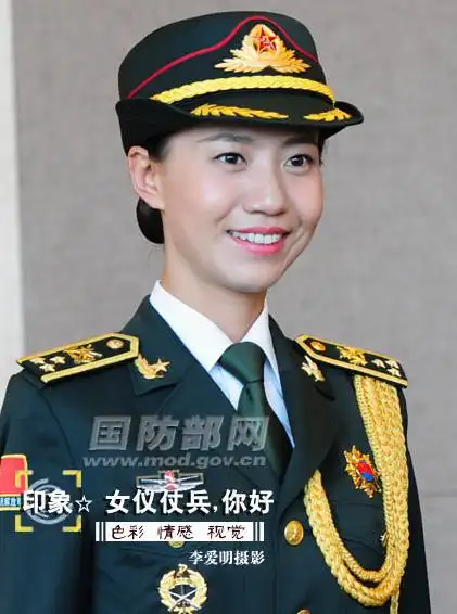 女仪仗兵写真照惊艳 戴卷檐帽系金腰带(图)