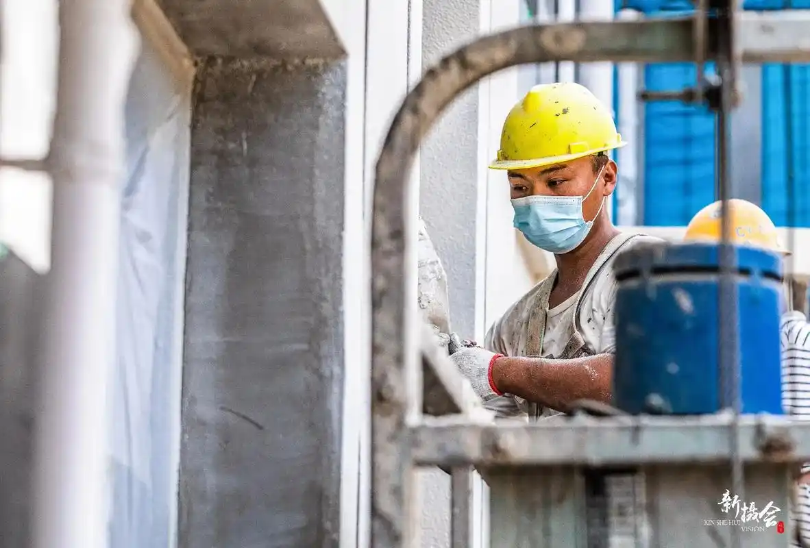 辛苦劳作的建筑工人.#地产摄影 #建筑工人 #建筑工地  - 抖音