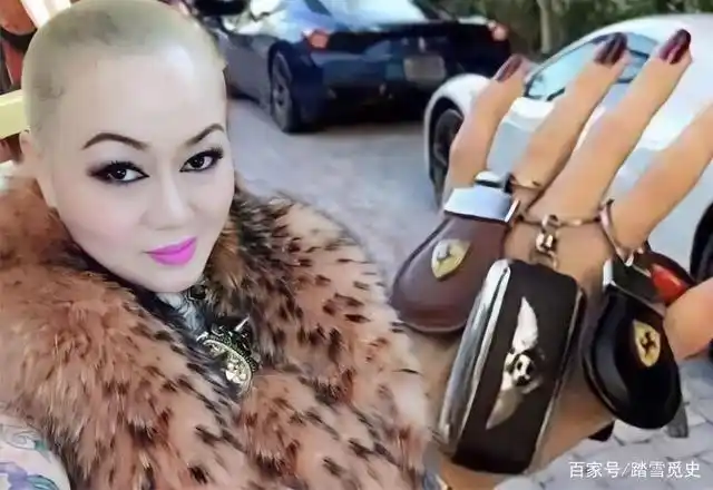 貂皮大衣,再加上光头,花臂,浓重的妆容,宾利姐完全一副社会大姐大的