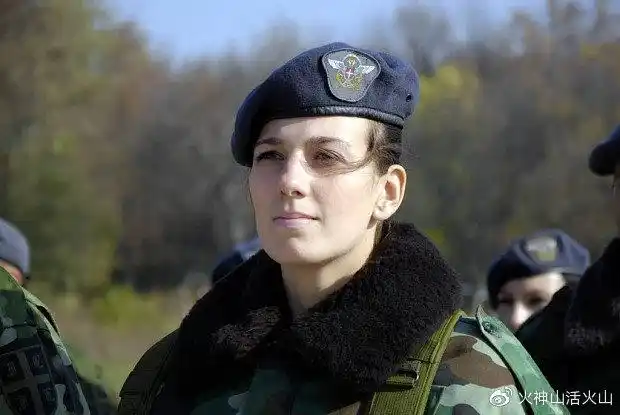 拿枪的塞尔维亚女人-女兵美图/100 美图