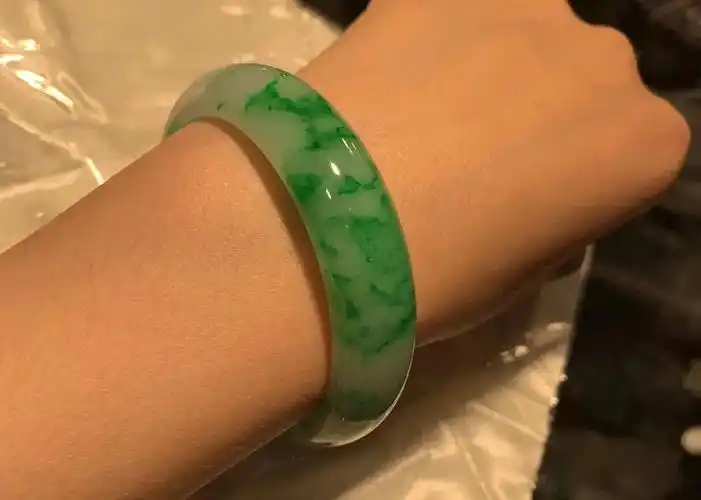 上亿的翡翠手镯长什么样?壕无人性!