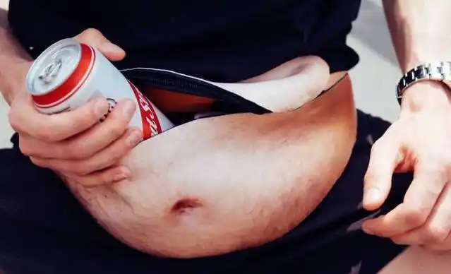 男子挺着大肚子上街路人纷纷嘲笑没素质男子一个动作众人惊呆