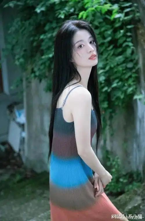 王楚然田野穿吊带裙清纯可人治愈心灵