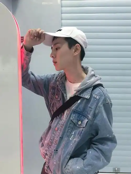 小鲜肉帅哥00后广东小鲜肉帅哥高清侧颜照片帅哥猛男文章小虾米