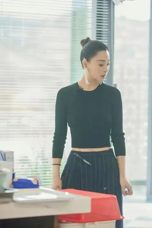 殷桃不仅人美,穿衣也很时髦,花衬衫配系带裤青春减龄