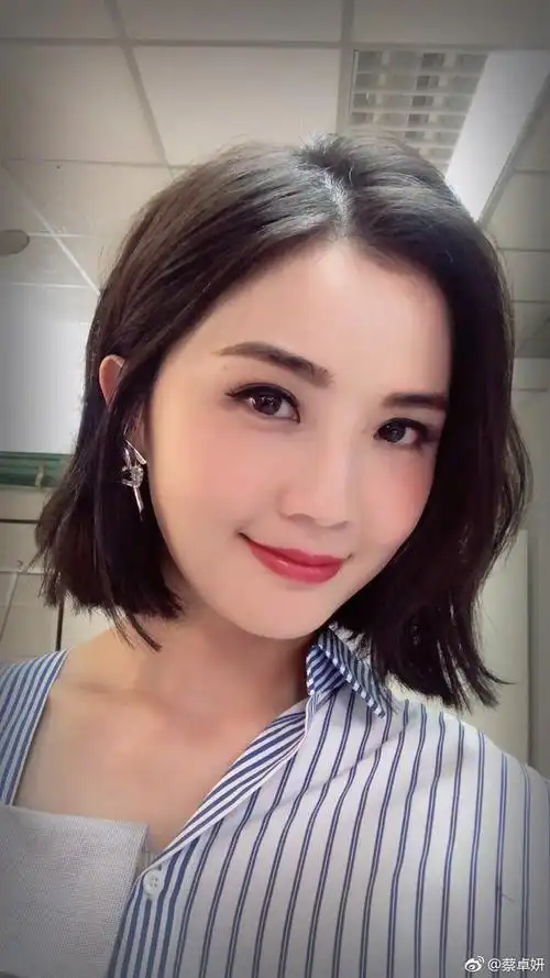 蔡卓妍晒自拍美照 涂大红唇造型性感|短发|衬衫|知性|阿sa_网易娱乐