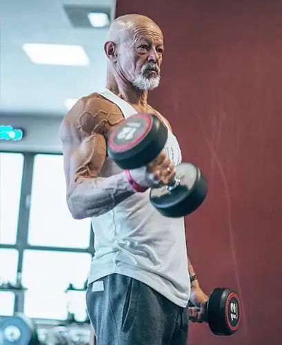 67岁大爷一身"腱子肉"用运动的方式,来保持年轻的状态