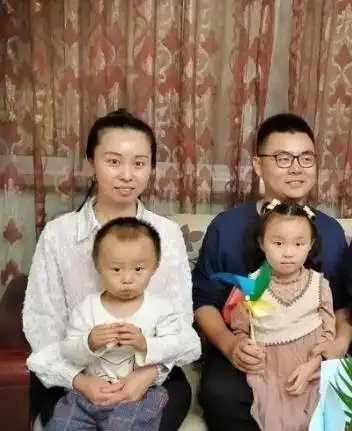 郭威老婆首次直播女儿调皮可爱一家人看起来温馨幸福